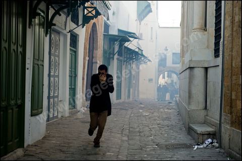 Police forces launched a final assault to clear the Kasbah on January 28, 2011. The protesters were pushed back into the alleys of the Tunis medina and pursued all the way to Habib Bourguiba Avenue and its surrounding streets.
