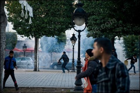 Police forces launched a final assault to clear the Kasbah on January 28, 2011. The protesters were pushed back into the alleys of the Tunis medina and pursued all the way to Habib Bourguiba Avenue and its surrounding streets.