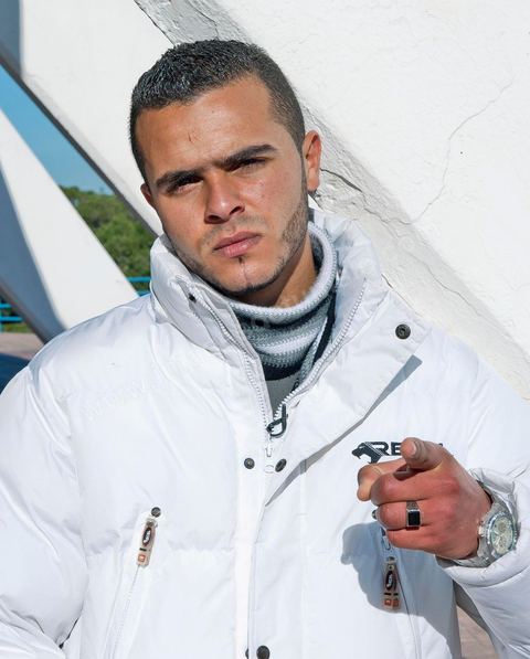 le 29 janvier : le rappeur El Général rassemble par ses chansons la jeunesse tunisienne. El General est le pseudo de Hamada Ben Amor, un jeune rappeur de 22 ans dont les morceaux sont devenus l'hymne de la jeunesse contestataire de Tunisie. Fin décembre, El general avait mis en ligne un titre intitulé Raïs Lebled («Le chef du pays»), qui interpellait directement le président tunisien Zine El Abidine Ben Ali sur la misère sociale du pays, la violence du régime et le chômage des jeunes. Cela lui coutera de se faire arréter et emprissoner quelques jours la semaine du 14 janvier pour être libéré après la fuite de Ben Ali.