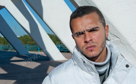 le 29 janvier : le rappeur El Général rassemble par ses chansons la jeunesse tunisienne. El General est le pseudo de Hamada Ben Amor, un jeune rappeur de 22 ans dont les morceaux sont devenus l'hymne de la jeunesse contestataire de Tunisie. Fin décembre, El general avait mis en ligne un titre intitulé Raïs Lebled («Le chef du pays»), qui interpellait directement le président tunisien Zine El Abidine Ben Ali sur la misère sociale du pays, la violence du régime et le chômage des jeunes. Cela lui coutera de se faire arréter et emprissoner quelques jours la semaine du 14 janvier pour être libéré après la fuite de Ben Ali.