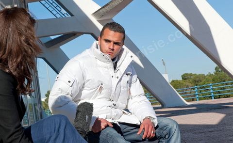 le 29 janvier : le rappeur El Général rassemble par ses chansons la jeunesse tunisienne. El General est le pseudo de Hamada Ben Amor, un jeune rappeur de 22 ans dont les morceaux sont devenus l'hymne de la jeunesse contestataire de Tunisie. Fin décembre, El general avait mis en ligne un titre intitulé Raïs Lebled («Le chef du pays»), qui interpellait directement le président tunisien Zine El Abidine Ben Ali sur la misère sociale du pays, la violence du régime et le chômage des jeunes. Cela lui coutera de se faire arréter et emprissoner quelques jours la semaine du 14 janvier pour être libéré après la fuite de Ben Ali.
