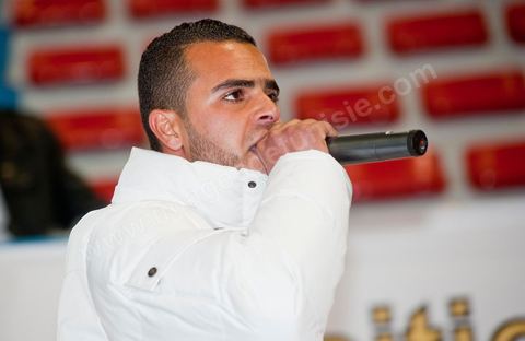 le 29 janvier : venu au premier grand meeting du PDP le Parti Démocrate Progressif, le rappeur El Général rassemble par ses chansons la jeunesse tunisienne. El General est le pseudo de Hamada Ben Amor, un jeune rappeur de 22 ans dont les morceaux sont devenus l'hymne de la jeunesse contestataire de Tunisie. Fin décembre, El general avait mis en ligne un titre intitulé Raïs Lebled («Le chef du pays»), qui interpellait directement le président tunisien Zine El Abidine Ben Ali sur la misère sociale du pays, la violence du régime et le chômage des jeunes. Cela lui coutera de se faire arréter et emprissoner quelques jours la semaine du 14 janvier pour être libéré après la fuite de Ben Ali.