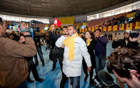 le 29 janvier : venu au premier grand meeting du PDP le Parti Démocrate Progressif, le rappeur El Général rassemble par ses chansons la jeunesse tunisienne. El General est le pseudo de Hamada Ben Amor, un jeune rappeur de 22 ans dont les morceaux sont devenus l'hymne de la jeunesse contestataire de Tunisie. Fin décembre, El general avait mis en ligne un titre intitulé Raïs Lebled («Le chef du pays»), qui interpellait directement le président tunisien Zine El Abidine Ben Ali sur la misère sociale du pays, la violence du régime et le chômage des jeunes. Cela lui coutera de se faire arréter et emprissoner quelques jours la semaine du 14 janvier pour être libéré après la fuite de Ben Ali.