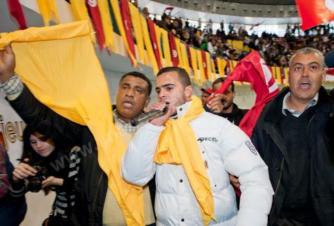 le 29 janvier : venu au premier grand meeting du PDP le Parti Démocrate Progressif, le rappeur El Général rassemble par ses chansons la jeunesse tunisienne. El General est le pseudo de Hamada Ben Amor, un jeune rappeur de 22 ans dont les morceaux sont devenus l'hymne de la jeunesse contestataire de Tunisie. Fin décembre, El general avait mis en ligne un titre intitulé Raïs Lebled («Le chef du pays»), qui interpellait directement le président tunisien Zine El Abidine Ben Ali sur la misère sociale du pays, la violence du régime et le chômage des jeunes. Cela lui coutera de se faire arréter et emprissoner quelques jours la semaine du 14 janvier pour être libéré après la fuite de Ben Ali.