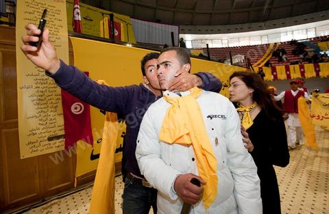 le 29 janvier : venu au premier grand meeting du PDP le Parti Démocrate Progressif, le rappeur El Général rassemble par ses chansons la jeunesse tunisienne. El General est le pseudo de Hamada Ben Amor, un jeune rappeur de 22 ans dont les morceaux sont devenus l'hymne de la jeunesse contestataire de Tunisie. Fin décembre, El general avait mis en ligne un titre intitulé Raïs Lebled («Le chef du pays»), qui interpellait directement le président tunisien Zine El Abidine Ben Ali sur la misère sociale du pays, la violence du régime et le chômage des jeunes. Cela lui coutera de se faire arréter et emprissoner quelques jours la semaine du 14 janvier pour être libéré après la fuite de Ben Ali.