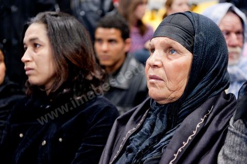 le 29 janvier la maman du jeune martyr qui s'est immolé par le feu Mohamed Bouazizi se rend pour la première fois à Tunis invitée par le PDP (Parti Démocrate Progressiste) pour son premier meeting politique dans la grand salle de sports de la Coupole à Tunis.