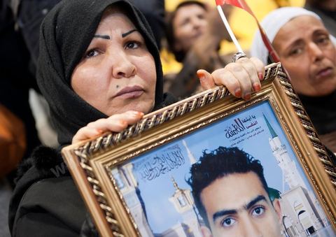 January 29: Families of the revolution’s martyrs attended the first major political rally held by the PDP (Progressive Democratic Party) since Ben Ali’s departure, at the “La Coupole” sports arena in El Menzah, in the presence of rapper El Général, Bouaziz’s mother, and the party’s leader for the upcoming presidential elections, Ahmed Nejib Chebbi, who currently serves as Minister of Regional and Local Development in the transitional government.