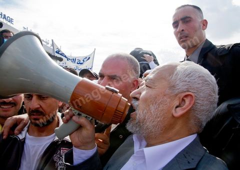 30 janvier L'opposant islamiste tunisien Rached Ghannouchi est arrivé dimanche midi à Tunis après plus de 20 ans d'exil. Chef historique du mouvement islamiste tunisien,  Rached Ghannouchi , longtemps considéré comme un radical proche des Frères  musulmans égyptiens, se pose désormais en "modéré", symbole d'un islam étouffé  par un régime de fer qui se cherche une place dans une Tunisie démocratique."Je ne suis pas un Khomeiny", "nous avons un parti islamiste et  démocratique, très proche de l'AKP turc", répète le fondateur d'Ennahda  (Renaissance) à la presse depuis la chute du président Zine El Abidine Ben Ali,  qui a fui la Tunisie le 14 janvier.