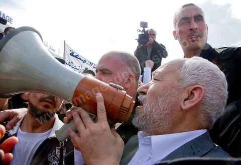 30 janvier L'opposant islamiste tunisien Rached Ghannouchi est arrivé dimanche midi à Tunis après plus de 20 ans d'exil. Chef historique du mouvement islamiste tunisien,  Rached Ghannouchi , longtemps considéré comme un radical proche des Frères  musulmans égyptiens, se pose désormais en "modéré", symbole d'un islam étouffé  par un régime de fer qui se cherche une place dans une Tunisie démocratique."Je ne suis pas un Khomeiny", "nous avons un parti islamiste et  démocratique, très proche de l'AKP turc", répète le fondateur d'Ennahda  (Renaissance) à la presse depuis la chute du président Zine El Abidine Ben Ali,  qui a fui la Tunisie le 14 janvier.