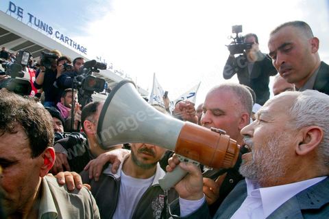 30 janvier L'opposant islamiste tunisien Rached Ghannouchi est arrivé dimanche midi à Tunis après plus de 20 ans d'exil. Chef historique du mouvement islamiste tunisien,  Rached Ghannouchi , longtemps considéré comme un radical proche des Frères  musulmans égyptiens, se pose désormais en "modéré", symbole d'un islam étouffé  par un régime de fer qui se cherche une place dans une Tunisie démocratique."Je ne suis pas un Khomeiny", "nous avons un parti islamiste et  démocratique, très proche de l'AKP turc", répète le fondateur d'Ennahda  (Renaissance) à la presse depuis la chute du président Zine El Abidine Ben Ali,  qui a fui la Tunisie le 14 janvier.