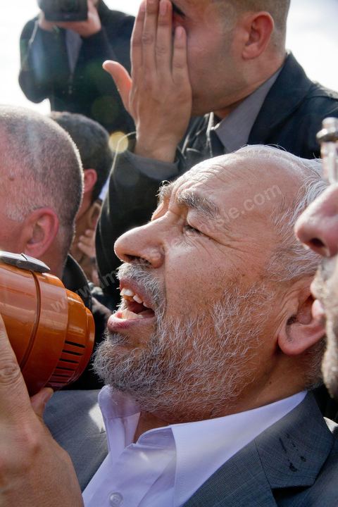 30 janvier L'opposant islamiste tunisien Rached Ghannouchi est arrivé dimanche midi à Tunis après plus de 20 ans d'exil. Chef historique du mouvement islamiste tunisien,  Rached Ghannouchi , longtemps considéré comme un radical proche des Frères  musulmans égyptiens, se pose désormais en "modéré", symbole d'un islam étouffé  par un régime de fer qui se cherche une place dans une Tunisie démocratique."Je ne suis pas un Khomeiny", "nous avons un parti islamiste et  démocratique, très proche de l'AKP turc", répète le fondateur d'Ennahda  (Renaissance) à la presse depuis la chute du président Zine El Abidine Ben Ali,  qui a fui la Tunisie le 14 janvier.