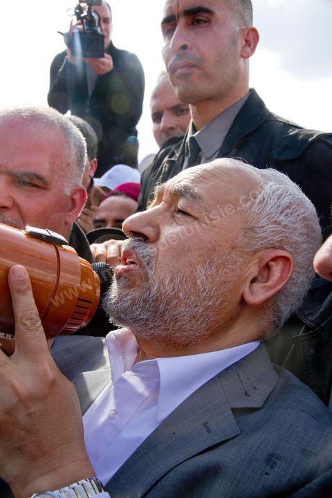 30 janvier L'opposant islamiste tunisien Rached Ghannouchi est arrivé dimanche midi à Tunis après plus de 20 ans d'exil. Chef historique du mouvement islamiste tunisien,  Rached Ghannouchi , longtemps considéré comme un radical proche des Frères  musulmans égyptiens, se pose désormais en "modéré", symbole d'un islam étouffé  par un régime de fer qui se cherche une place dans une Tunisie démocratique."Je ne suis pas un Khomeiny", "nous avons un parti islamiste et  démocratique, très proche de l'AKP turc", répète le fondateur d'Ennahda  (Renaissance) à la presse depuis la chute du président Zine El Abidine Ben Ali,  qui a fui la Tunisie le 14 janvier.
