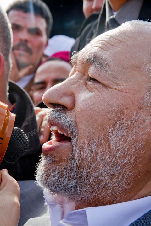 30 janvier L'opposant islamiste tunisien Rached Ghannouchi est arrivé dimanche midi à Tunis après plus de 20 ans d'exil. Chef historique du mouvement islamiste tunisien,  Rached Ghannouchi , longtemps considéré comme un radical proche des Frères  musulmans égyptiens, se pose désormais en "modéré", symbole d'un islam étouffé  par un régime de fer qui se cherche une place dans une Tunisie démocratique."Je ne suis pas un Khomeiny", "nous avons un parti islamiste et  démocratique, très proche de l'AKP turc", répète le fondateur d'Ennahda  (Renaissance) à la presse depuis la chute du président Zine El Abidine Ben Ali,  qui a fui la Tunisie le 14 janvier.