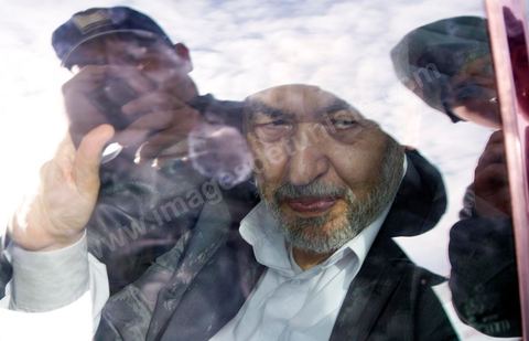 30 janvier L'opposant islamiste tunisien Rached Ghannouchi est arrivé dimanche midi à Tunis après plus de 20 ans d'exil. Chef historique du mouvement islamiste tunisien,  Rached Ghannouchi , longtemps considéré comme un radical proche des Frères  musulmans égyptiens, se pose désormais en "modéré", symbole d'un islam étouffé  par un régime de fer qui se cherche une place dans une Tunisie démocratique."Je ne suis pas un Khomeiny", "nous avons un parti islamiste et  démocratique, très proche de l'AKP turc", répète le fondateur d'Ennahda  (Renaissance) à la presse depuis la chute du président Zine El Abidine Ben Ali,  qui a fui la Tunisie le 14 janvier.