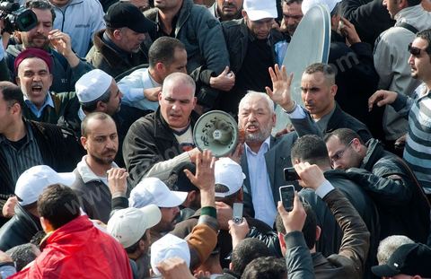 30 janvier L'opposant islamiste tunisien Rached Ghannouchi est arrivé dimanche midi à Tunis après plus de 20 ans d'exil. Chef historique du mouvement islamiste tunisien,  Rached Ghannouchi , longtemps considéré comme un radical proche des Frères  musulmans égyptiens, se pose désormais en "modéré", symbole d'un islam étouffé  par un régime de fer qui se cherche une place dans une Tunisie démocratique."Je ne suis pas un Khomeiny", "nous avons un parti islamiste et  démocratique, très proche de l'AKP turc", répète le fondateur d'Ennahda  (Renaissance) à la presse depuis la chute du président Zine El Abidine Ben Ali,  qui a fui la Tunisie le 14 janvier.