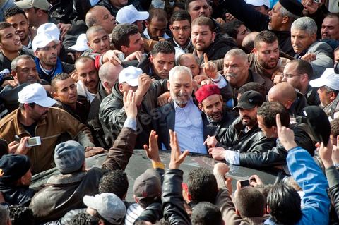 30 janvier L'opposant islamiste tunisien Rached Ghannouchi est arrivé dimanche midi à Tunis après plus de 20 ans d'exil. Chef historique du mouvement islamiste tunisien,  Rached Ghannouchi , longtemps considéré comme un radical proche des Frères  musulmans égyptiens, se pose désormais en "modéré", symbole d'un islam étouffé  par un régime de fer qui se cherche une place dans une Tunisie démocratique."Je ne suis pas un Khomeiny", "nous avons un parti islamiste et  démocratique, très proche de l'AKP turc", répète le fondateur d'Ennahda  (Renaissance) à la presse depuis la chute du président Zine El Abidine Ben Ali,  qui a fui la Tunisie le 14 janvier.