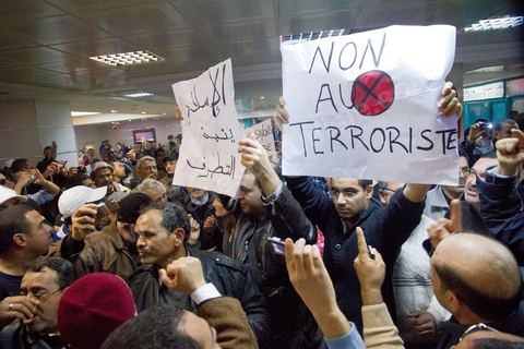 30 janvier L'opposant islamiste tunisien Rached Ghannouchi est arrivé dimanche midi à Tunis après plus de 20 ans d'exil. Chef historique du mouvement islamiste tunisien,  Rached Ghannouchi , longtemps considéré comme un radical proche des Frères  musulmans égyptiens, se pose désormais en "modéré", symbole d'un islam étouffé  par un régime de fer qui se cherche une place dans une Tunisie démocratique."Je ne suis pas un Khomeiny", "nous avons un parti islamiste et  démocratique, très proche de l'AKP turc", répète le fondateur d'Ennahda  (Renaissance) à la presse depuis la chute du président Zine El Abidine Ben Ali,  qui a fui la Tunisie le 14 janvier.