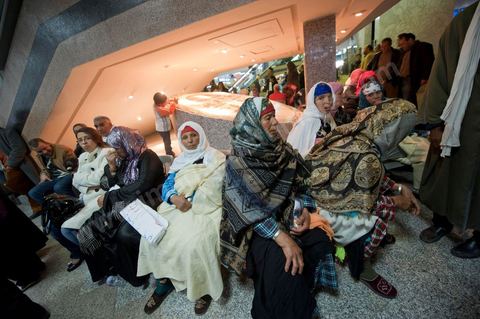 30 janvier L'opposant islamiste tunisien Rached Ghannouchi est arrivé dimanche midi à Tunis après plus de 20 ans d'exil. Chef historique du mouvement islamiste tunisien,  Rached Ghannouchi , longtemps considéré comme un radical proche des Frères  musulmans égyptiens, se pose désormais en "modéré", symbole d'un islam étouffé  par un régime de fer qui se cherche une place dans une Tunisie démocratique."Je ne suis pas un Khomeiny", "nous avons un parti islamiste et  démocratique, très proche de l'AKP turc", répète le fondateur d'Ennahda  (Renaissance) à la presse depuis la chute du président Zine El Abidine Ben Ali,  qui a fui la Tunisie le 14 janvier.