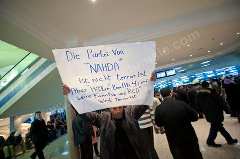 30 janvier L'opposant islamiste tunisien Rached Ghannouchi est arrivé dimanche midi à Tunis après plus de 20 ans d'exil. Chef historique du mouvement islamiste tunisien,  Rached Ghannouchi , longtemps considéré comme un radical proche des Frères  musulmans égyptiens, se pose désormais en "modéré", symbole d'un islam étouffé  par un régime de fer qui se cherche une place dans une Tunisie démocratique."Je ne suis pas un Khomeiny", "nous avons un parti islamiste et  démocratique, très proche de l'AKP turc", répète le fondateur d'Ennahda  (Renaissance) à la presse depuis la chute du président Zine El Abidine Ben Ali,  qui a fui la Tunisie le 14 janvier.