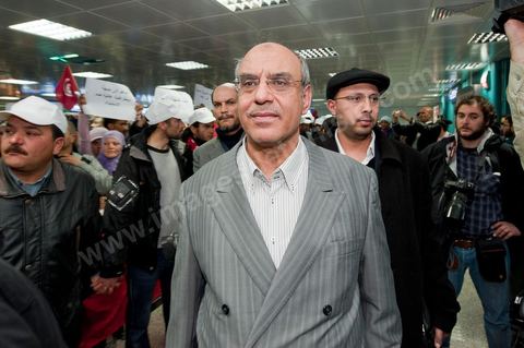30 janvier L'opposant islamiste tunisien Rached Ghannouchi est arrivé dimanche midi à Tunis après plus de 20 ans d'exil. Chef historique du mouvement islamiste tunisien,  Rached Ghannouchi , longtemps considéré comme un radical proche des Frères  musulmans égyptiens, se pose désormais en "modéré", symbole d'un islam étouffé  par un régime de fer qui se cherche une place dans une Tunisie démocratique."Je ne suis pas un Khomeiny", "nous avons un parti islamiste et  démocratique, très proche de l'AKP turc", répète le fondateur d'Ennahda  (Renaissance) à la presse depuis la chute du président Zine El Abidine Ben Ali,  qui a fui la Tunisie le 14 janvier.