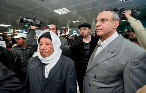30 janvier L'opposant islamiste tunisien Rached Ghannouchi est arrivé dimanche midi à Tunis après plus de 20 ans d'exil. Chef historique du mouvement islamiste tunisien,  Rached Ghannouchi , longtemps considéré comme un radical proche des Frères  musulmans égyptiens, se pose désormais en "modéré", symbole d'un islam étouffé  par un régime de fer qui se cherche une place dans une Tunisie démocratique."Je ne suis pas un Khomeiny", "nous avons un parti islamiste et  démocratique, très proche de l'AKP turc", répète le fondateur d'Ennahda  (Renaissance) à la presse depuis la chute du président Zine El Abidine Ben Ali,  qui a fui la Tunisie le 14 janvier.