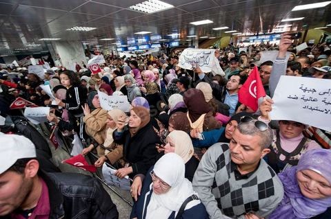 30 janvier L'opposant islamiste tunisien Rached Ghannouchi est arrivé dimanche midi à Tunis après plus de 20 ans d'exil. Chef historique du mouvement islamiste tunisien,  Rached Ghannouchi , longtemps considéré comme un radical proche des Frères  musulmans égyptiens, se pose désormais en "modéré", symbole d'un islam étouffé  par un régime de fer qui se cherche une place dans une Tunisie démocratique."Je ne suis pas un Khomeiny", "nous avons un parti islamiste et  démocratique, très proche de l'AKP turc", répète le fondateur d'Ennahda  (Renaissance) à la presse depuis la chute du président Zine El Abidine Ben Ali,  qui a fui la Tunisie le 14 janvier.