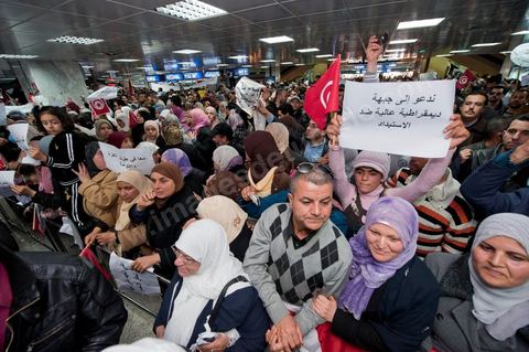 30 janvier L'opposant islamiste tunisien Rached Ghannouchi est arrivé dimanche midi à Tunis après plus de 20 ans d'exil. Chef historique du mouvement islamiste tunisien,  Rached Ghannouchi , longtemps considéré comme un radical proche des Frères  musulmans égyptiens, se pose désormais en "modéré", symbole d'un islam étouffé  par un régime de fer qui se cherche une place dans une Tunisie démocratique."Je ne suis pas un Khomeiny", "nous avons un parti islamiste et  démocratique, très proche de l'AKP turc", répète le fondateur d'Ennahda  (Renaissance) à la presse depuis la chute du président Zine El Abidine Ben Ali,  qui a fui la Tunisie le 14 janvier.