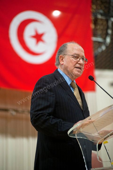 February 5: First major political rally of the Democratic Forum for Labor and Freedoms (FDTL) at the Tunis Convention Center. One of the founding members and Secretary-General of the FDTL is Dr. Mustapha Ben Jaafar.Biography: After attending high school at Collège Sadiki from 1950 to 1956, he joined the ruling Neo-Destour party a few years later; he was also active in the General Union of Tunisian Students while studying medicine in France until 1968.¹ Shocked by the dismissal of Minister Ahmed Ben Salah in 1969 and then by the failure of the ruling party’s congress (which had since become the Destourian Socialist Party) in 1970, Ben Jaafar returned from France and contacted party dissidents, gathered around Ahmed Mestiri, and helped found the weekly newspaper *Erraï* (L’Opinion) and the Council for Freedoms in 1976, the predecessor of the Tunisian Human Rights League (LTDH)¹.
A founding member of the Movement of Socialist Democrats in 1978, he simultaneously held a professorship at the Tunis Faculty of Medicine, while serving as head of the radiology department at the Salah-Azaïz Institute and later at La Rabta University Hospital in Tunis beginning in 1981¹. It was in this context that he founded the union of university hospital physicians in 1977. After coming into conflict with the leader of the MDS, Mohamed Moada, Ben Jaafar and other members of the political bureau were expelled from the party at the 1992 congress.¹ Vice President of the LTDH from 1986 to 1994, he founded his own party, the Democratic Forum for Labor and Freedoms (FDTL), in 1994 and helped establish the National Council for Freedoms in Tunisia four years later.¹After the FDTL was legalized in 2002, he succeeded in organizing the founding convention in 2009, a few months before the presidential election on October 25, 2009, in which he decided to run. Although the incumbent president, Zine el-Abidine Ben Ali,