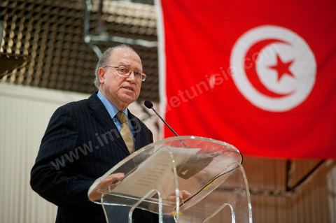 February 5: First major political rally of the Democratic Forum for Labor and Freedoms (FDTL) at the Tunis Convention Center. One of the founding members and Secretary-General of the FDTL is Dr. Mustapha Ben Jaafar.Biography: After attending high school at Collège Sadiki from 1950 to 1956, he joined the ruling Neo-Destour party a few years later; he was also active in the General Union of Tunisian Students while studying medicine in France until 1968.¹ Shocked by the dismissal of Minister Ahmed Ben Salah in 1969 and then by the failure of the ruling party’s congress (which had since become the Destourian Socialist Party) in 1970, Ben Jaafar returned from France and contacted party dissidents, gathered around Ahmed Mestiri, and helped found the weekly newspaper *Erraï* (L’Opinion) and the Council for Freedoms in 1976, the predecessor of the Tunisian Human Rights League (LTDH)¹.
A founding member of the Movement of Socialist Democrats in 1978, he simultaneously held a professorship at the Tunis Faculty of Medicine, while serving as head of the radiology department at the Salah-Azaïz Institute and later at La Rabta University Hospital in Tunis beginning in 1981¹. It was in this context that he founded the union of university hospital physicians in 1977. After coming into conflict with the leader of the MDS, Mohamed Moada, Ben Jaafar and other members of the political bureau were expelled from the party at the 1992 congress.¹ Vice President of the LTDH from 1986 to 1994, he founded his own party, the Democratic Forum for Labor and Freedoms (FDTL), in 1994 and helped establish the National Council for Freedoms in Tunisia four years later.¹After the FDTL was legalized in 2002, he succeeded in organizing the founding convention in 2009, a few months before the presidential election on October 25, 2009, in which he decided to run. Although the incumbent president, Zine el-Abidine Ben Ali,