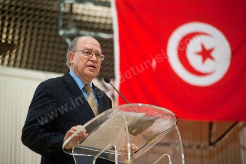 February 5: First major political rally of the Democratic Forum for Labor and Freedoms (FDTL) at the Tunis Convention Center. One of the founding members and Secretary-General of the FDTL is Dr. Mustapha Ben Jaafar.Biography: After attending high school at Collège Sadiki from 1950 to 1956, he joined the ruling Neo-Destour party a few years later; he was also active in the General Union of Tunisian Students while studying medicine in France until 1968.¹ Shocked by the dismissal of Minister Ahmed Ben Salah in 1969 and then by the failure of the ruling party’s congress (which had since become the Destourian Socialist Party) in 1970, Ben Jaafar returned from France and contacted party dissidents, gathered around Ahmed Mestiri, and helped found the weekly newspaper *Erraï* (L’Opinion) and the Council for Freedoms in 1976, the predecessor of the Tunisian Human Rights League (LTDH)¹.
A founding member of the Movement of Socialist Democrats in 1978, he simultaneously held a professorship at the Tunis Faculty of Medicine, while serving as head of the radiology department at the Salah-Azaïz Institute and later at La Rabta University Hospital in Tunis beginning in 1981¹. It was in this context that he founded the union of university hospital physicians in 1977. After coming into conflict with the leader of the MDS, Mohamed Moada, Ben Jaafar and other members of the political bureau were expelled from the party at the 1992 congress.¹ Vice President of the LTDH from 1986 to 1994, he founded his own party, the Democratic Forum for Labor and Freedoms (FDTL), in 1994 and helped establish the National Council for Freedoms in Tunisia four years later.¹After the FDTL was legalized in 2002, he succeeded in organizing the founding convention in 2009, a few months before the presidential election on October 25, 2009, in which he decided to run. Although the incumbent president, Zine el-Abidine Ben Ali,