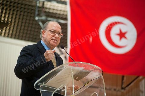 February 5: First major political rally of the Democratic Forum for Labor and Freedoms (FDTL) at the Tunis Convention Center. One of the founding members and Secretary-General of the FDTL is Dr. Mustapha Ben Jaafar.Biography: After attending high school at Collège Sadiki from 1950 to 1956, he joined the ruling Neo-Destour party a few years later; he was also active in the General Union of Tunisian Students while studying medicine in France until 1968.¹ Shocked by the dismissal of Minister Ahmed Ben Salah in 1969 and then by the failure of the ruling party’s congress (which had since become the Destourian Socialist Party) in 1970, Ben Jaafar returned from France and contacted party dissidents, gathered around Ahmed Mestiri, and helped found the weekly newspaper *Erraï* (L’Opinion) and the Council for Freedoms in 1976, the predecessor of the Tunisian Human Rights League (LTDH)¹.
A founding member of the Movement of Socialist Democrats in 1978, he simultaneously held a professorship at the Tunis Faculty of Medicine, while serving as head of the radiology department at the Salah-Azaïz Institute and later at La Rabta University Hospital in Tunis beginning in 1981¹. It was in this context that he founded the union of university hospital physicians in 1977. After coming into conflict with the leader of the MDS, Mohamed Moada, Ben Jaafar and other members of the political bureau were expelled from the party at the 1992 congress.¹ Vice President of the LTDH from 1986 to 1994, he founded his own party, the Democratic Forum for Labor and Freedoms (FDTL), in 1994 and helped establish the National Council for Freedoms in Tunisia four years later.¹After the FDTL was legalized in 2002, he succeeded in organizing the founding convention in 2009, a few months before the presidential election on October 25, 2009, in which he decided to run. Although the incumbent president, Zine el-Abidine Ben Ali,
