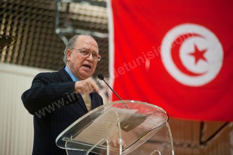 February 5: First major political rally of the Democratic Forum for Labor and Freedoms (FDTL) at the Tunis Convention Center. One of the founding members and Secretary-General of the FDTL is Dr. Mustapha Ben Jaafar.Biography: After attending high school at Collège Sadiki from 1950 to 1956, he joined the ruling Neo-Destour party a few years later; he was also active in the General Union of Tunisian Students while studying medicine in France until 1968.¹ Shocked by the dismissal of Minister Ahmed Ben Salah in 1969 and then by the failure of the ruling party’s congress (which had since become the Destourian Socialist Party) in 1970, Ben Jaafar returned from France and contacted party dissidents, gathered around Ahmed Mestiri, and helped found the weekly newspaper *Erraï* (L’Opinion) and the Council for Freedoms in 1976, the predecessor of the Tunisian Human Rights League (LTDH)¹.
A founding member of the Movement of Socialist Democrats in 1978, he simultaneously held a professorship at the Tunis Faculty of Medicine, while serving as head of the radiology department at the Salah-Azaïz Institute and later at La Rabta University Hospital in Tunis beginning in 1981¹. It was in this context that he founded the union of university hospital physicians in 1977. After coming into conflict with the leader of the MDS, Mohamed Moada, Ben Jaafar and other members of the political bureau were expelled from the party at the 1992 congress.¹ Vice President of the LTDH from 1986 to 1994, he founded his own party, the Democratic Forum for Labor and Freedoms (FDTL), in 1994 and helped establish the National Council for Freedoms in Tunisia four years later.¹After the FDTL was legalized in 2002, he succeeded in organizing the founding convention in 2009, a few months before the presidential election on October 25, 2009, in which he decided to run. Although the incumbent president, Zine el-Abidine Ben Ali,