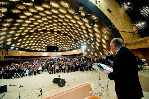 February 5: First major political rally of the Democratic Forum for Labor and Freedoms (FDTL) at the Tunis Convention Center. One of the founding members and Secretary-General of the FDTL is Dr. Mustapha Ben Jaafar.Biography: After attending high school at Collège Sadiki from 1950 to 1956, he joined the ruling Neo-Destour party a few years later; he was also active in the General Union of Tunisian Students while studying medicine in France until 1968.¹ Shocked by the dismissal of Minister Ahmed Ben Salah in 1969 and then by the failure of the ruling party’s congress (which had since become the Destourian Socialist Party) in 1970, Ben Jaafar returned from France and contacted party dissidents, gathered around Ahmed Mestiri, and helped found the weekly newspaper *Erraï* (L’Opinion) and the Council for Freedoms in 1976, the predecessor of the Tunisian Human Rights League (LTDH)¹.
A founding member of the Movement of Socialist Democrats in 1978, he simultaneously held a professorship at the Tunis Faculty of Medicine, while serving as head of the radiology department at the Salah-Azaïz Institute and later at La Rabta University Hospital in Tunis beginning in 1981¹. It was in this context that he founded the union of university hospital physicians in 1977. After coming into conflict with the leader of the MDS, Mohamed Moada, Ben Jaafar and other members of the political bureau were expelled from the party at the 1992 congress.¹ Vice President of the LTDH from 1986 to 1994, he founded his own party, the Democratic Forum for Labor and Freedoms (FDTL), in 1994 and helped establish the National Council for Freedoms in Tunisia four years later.¹After the FDTL was legalized in 2002, he succeeded in organizing the founding convention in 2009, a few months before the presidential election on October 25, 2009, in which he decided to run. Although the incumbent president, Zine el-Abidine Ben Ali,