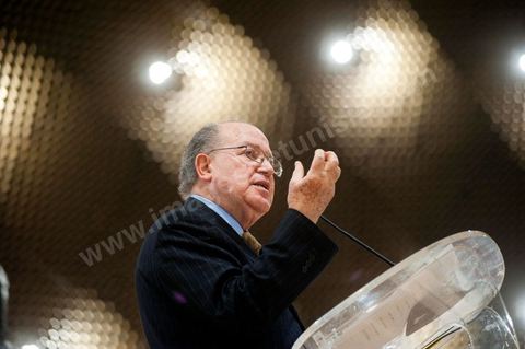February 5: First major political rally of the Democratic Forum for Labor and Freedoms (FDTL) at the Tunis Convention Center. One of the founding members and Secretary-General of the FDTL is Dr. Mustapha Ben Jaafar.Biography: After attending high school at Collège Sadiki from 1950 to 1956, he joined the ruling Neo-Destour party a few years later; he was also active in the General Union of Tunisian Students while studying medicine in France until 1968.¹ Shocked by the dismissal of Minister Ahmed Ben Salah in 1969 and then by the failure of the ruling party’s congress (which had since become the Destourian Socialist Party) in 1970, Ben Jaafar returned from France and contacted party dissidents, gathered around Ahmed Mestiri, and helped found the weekly newspaper *Erraï* (L’Opinion) and the Council for Freedoms in 1976, the predecessor of the Tunisian Human Rights League (LTDH)¹.
A founding member of the Movement of Socialist Democrats in 1978, he simultaneously held a professorship at the Tunis Faculty of Medicine, while serving as head of the radiology department at the Salah-Azaïz Institute and later at La Rabta University Hospital in Tunis beginning in 1981¹. It was in this context that he founded the union of university hospital physicians in 1977. After coming into conflict with the leader of the MDS, Mohamed Moada, Ben Jaafar and other members of the political bureau were expelled from the party at the 1992 congress.¹ Vice President of the LTDH from 1986 to 1994, he founded his own party, the Democratic Forum for Labor and Freedoms (FDTL), in 1994 and helped establish the National Council for Freedoms in Tunisia four years later.¹After the FDTL was legalized in 2002, he succeeded in organizing the founding convention in 2009, a few months before the presidential election on October 25, 2009, in which he decided to run. Although the incumbent president, Zine el-Abidine Ben Ali,