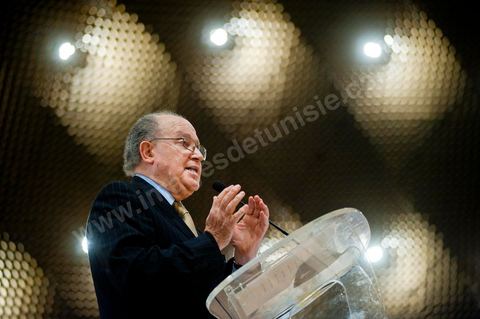 February 5: First major political rally of the Democratic Forum for Labor and Freedoms (FDTL) at the Tunis Convention Center. One of the founding members and Secretary-General of the FDTL is Dr. Mustapha Ben Jaafar.Biography: After attending high school at Collège Sadiki from 1950 to 1956, he joined the ruling Neo-Destour party a few years later; he was also active in the General Union of Tunisian Students while studying medicine in France until 1968.¹ Shocked by the dismissal of Minister Ahmed Ben Salah in 1969 and then by the failure of the ruling party’s congress (which had since become the Destourian Socialist Party) in 1970, Ben Jaafar returned from France and contacted party dissidents, gathered around Ahmed Mestiri, and helped found the weekly newspaper *Erraï* (L’Opinion) and the Council for Freedoms in 1976, the predecessor of the Tunisian Human Rights League (LTDH)¹.
A founding member of the Movement of Socialist Democrats in 1978, he simultaneously held a professorship at the Tunis Faculty of Medicine, while serving as head of the radiology department at the Salah-Azaïz Institute and later at La Rabta University Hospital in Tunis beginning in 1981¹. It was in this context that he founded the union of university hospital physicians in 1977. After coming into conflict with the leader of the MDS, Mohamed Moada, Ben Jaafar and other members of the political bureau were expelled from the party at the 1992 congress.¹ Vice President of the LTDH from 1986 to 1994, he founded his own party, the Democratic Forum for Labor and Freedoms (FDTL), in 1994 and helped establish the National Council for Freedoms in Tunisia four years later.¹After the FDTL was legalized in 2002, he succeeded in organizing the founding convention in 2009, a few months before the presidential election on October 25, 2009, in which he decided to run. Although the incumbent president, Zine el-Abidine Ben Ali,