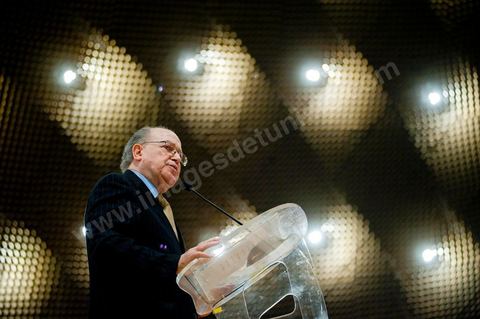 February 5: First major political rally of the Democratic Forum for Labor and Freedoms (FDTL) at the Tunis Convention Center. One of the founding members and Secretary-General of the FDTL is Dr. Mustapha Ben Jaafar.Biography: After attending high school at Collège Sadiki from 1950 to 1956, he joined the ruling Neo-Destour party a few years later; he was also active in the General Union of Tunisian Students while studying medicine in France until 1968.¹ Shocked by the dismissal of Minister Ahmed Ben Salah in 1969 and then by the failure of the ruling party’s congress (which had since become the Destourian Socialist Party) in 1970, Ben Jaafar returned from France and contacted party dissidents, gathered around Ahmed Mestiri, and helped found the weekly newspaper *Erraï* (L’Opinion) and the Council for Freedoms in 1976, the predecessor of the Tunisian Human Rights League (LTDH)¹.
A founding member of the Movement of Socialist Democrats in 1978, he simultaneously held a professorship at the Tunis Faculty of Medicine, while serving as head of the radiology department at the Salah-Azaïz Institute and later at La Rabta University Hospital in Tunis beginning in 1981¹. It was in this context that he founded the union of university hospital physicians in 1977. After coming into conflict with the leader of the MDS, Mohamed Moada, Ben Jaafar and other members of the political bureau were expelled from the party at the 1992 congress.¹ Vice President of the LTDH from 1986 to 1994, he founded his own party, the Democratic Forum for Labor and Freedoms (FDTL), in 1994 and helped establish the National Council for Freedoms in Tunisia four years later.¹After the FDTL was legalized in 2002, he succeeded in organizing the founding convention in 2009, a few months before the presidential election on October 25, 2009, in which he decided to run. Although the incumbent president, Zine el-Abidine Ben Ali,