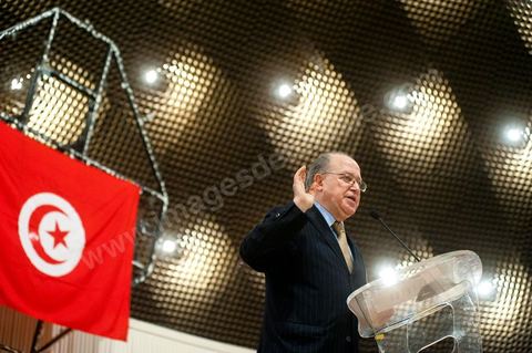 February 5: First major political rally of the Democratic Forum for Labor and Freedoms (FDTL) at the Tunis Convention Center. One of the founding members and Secretary-General of the FDTL is Dr. Mustapha Ben Jaafar.Biography: After attending high school at Collège Sadiki from 1950 to 1956, he joined the ruling Neo-Destour party a few years later; he was also active in the General Union of Tunisian Students while studying medicine in France until 1968.¹ Shocked by the dismissal of Minister Ahmed Ben Salah in 1969 and then by the failure of the ruling party’s congress (which had since become the Destourian Socialist Party) in 1970, Ben Jaafar returned from France and contacted party dissidents, gathered around Ahmed Mestiri, and helped found the weekly newspaper *Erraï* (L’Opinion) and the Council for Freedoms in 1976, the predecessor of the Tunisian Human Rights League (LTDH)¹.
A founding member of the Movement of Socialist Democrats in 1978, he simultaneously held a professorship at the Tunis Faculty of Medicine, while serving as head of the radiology department at the Salah-Azaïz Institute and later at La Rabta University Hospital in Tunis beginning in 1981¹. It was in this context that he founded the union of university hospital physicians in 1977. After coming into conflict with the leader of the MDS, Mohamed Moada, Ben Jaafar and other members of the political bureau were expelled from the party at the 1992 congress.¹ Vice President of the LTDH from 1986 to 1994, he founded his own party, the Democratic Forum for Labor and Freedoms (FDTL), in 1994 and helped establish the National Council for Freedoms in Tunisia four years later.¹After the FDTL was legalized in 2002, he succeeded in organizing the founding convention in 2009, a few months before the presidential election on October 25, 2009, in which he decided to run. Although the incumbent president, Zine el-Abidine Ben Ali,