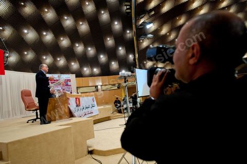 February 5: First major political rally of the Democratic Forum for Labor and Freedoms (FDTL) at the Tunis Convention Center. One of the founding members and Secretary-General of the FDTL is Dr. Mustapha Ben Jaafar.Biography: After attending high school at Collège Sadiki from 1950 to 1956, he joined the ruling Neo-Destour party a few years later; he was also active in the General Union of Tunisian Students while studying medicine in France until 1968.¹ Shocked by the dismissal of Minister Ahmed Ben Salah in 1969 and then by the failure of the ruling party’s congress (which had since become the Destourian Socialist Party) in 1970, Ben Jaafar returned from France and contacted party dissidents, gathered around Ahmed Mestiri, and helped found the weekly newspaper *Erraï* (L’Opinion) and the Council for Freedoms in 1976, the predecessor of the Tunisian Human Rights League (LTDH)¹.
A founding member of the Movement of Socialist Democrats in 1978, he simultaneously held a professorship at the Tunis Faculty of Medicine, while serving as head of the radiology department at the Salah-Azaïz Institute and later at La Rabta University Hospital in Tunis beginning in 1981¹. It was in this context that he founded the union of university hospital physicians in 1977. After coming into conflict with the leader of the MDS, Mohamed Moada, Ben Jaafar and other members of the political bureau were expelled from the party at the 1992 congress.¹ Vice President of the LTDH from 1986 to 1994, he founded his own party, the Democratic Forum for Labor and Freedoms (FDTL), in 1994 and helped establish the National Council for Freedoms in Tunisia four years later.¹After the FDTL was legalized in 2002, he succeeded in organizing the founding convention in 2009, a few months before the presidential election on October 25, 2009, in which he decided to run. Although the incumbent president, Zine el-Abidine Ben Ali,