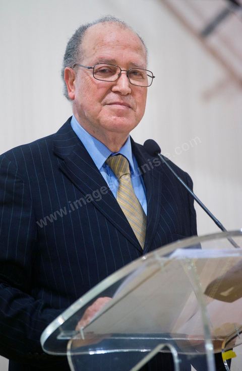February 5: First major political rally of the Democratic Forum for Labor and Freedoms (FDTL) at the Tunis Convention Center. One of the founding members and Secretary-General of the FDTL is Dr. Mustapha Ben Jaafar.Biography: After attending high school at Collège Sadiki from 1950 to 1956, he joined the ruling Neo-Destour party a few years later; he was also active in the General Union of Tunisian Students while studying medicine in France until 1968.¹ Shocked by the dismissal of Minister Ahmed Ben Salah in 1969 and then by the failure of the ruling party’s congress (which had since become the Destourian Socialist Party) in 1970, Ben Jaafar returned from France and contacted party dissidents, gathered around Ahmed Mestiri, and helped found the weekly newspaper *Erraï* (L’Opinion) and the Council for Freedoms in 1976, the predecessor of the Tunisian Human Rights League (LTDH)¹.
A founding member of the Movement of Socialist Democrats in 1978, he simultaneously held a professorship at the Tunis Faculty of Medicine, while serving as head of the radiology department at the Salah-Azaïz Institute and later at La Rabta University Hospital in Tunis beginning in 1981¹. It was in this context that he founded the union of university hospital physicians in 1977. After coming into conflict with the leader of the MDS, Mohamed Moada, Ben Jaafar and other members of the political bureau were expelled from the party at the 1992 congress.¹ Vice President of the LTDH from 1986 to 1994, he founded his own party, the Democratic Forum for Labor and Freedoms (FDTL), in 1994 and helped establish the National Council for Freedoms in Tunisia four years later.¹After the FDTL was legalized in 2002, he succeeded in organizing the founding convention in 2009, a few months before the presidential election on October 25, 2009, in which he decided to run. Although the incumbent president, Zine el-Abidine Ben Ali,