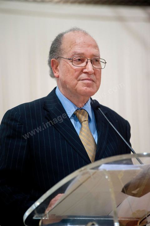February 5: First major political rally of the Democratic Forum for Labor and Freedoms (FDTL) at the Tunis Convention Center. One of the founding members and Secretary-General of the FDTL is Dr. Mustapha Ben Jaafar.Biography: After attending high school at Collège Sadiki from 1950 to 1956, he joined the ruling Neo-Destour party a few years later; he was also active in the General Union of Tunisian Students while studying medicine in France until 1968.¹ Shocked by the dismissal of Minister Ahmed Ben Salah in 1969 and then by the failure of the ruling party’s congress (which had since become the Destourian Socialist Party) in 1970, Ben Jaafar returned from France and contacted party dissidents, gathered around Ahmed Mestiri, and helped found the weekly newspaper *Erraï* (L’Opinion) and the Council for Freedoms in 1976, the predecessor of the Tunisian Human Rights League (LTDH)¹.
A founding member of the Movement of Socialist Democrats in 1978, he simultaneously held a professorship at the Tunis Faculty of Medicine, while serving as head of the radiology department at the Salah-Azaïz Institute and later at La Rabta University Hospital in Tunis beginning in 1981¹. It was in this context that he founded the union of university hospital physicians in 1977. After coming into conflict with the leader of the MDS, Mohamed Moada, Ben Jaafar and other members of the political bureau were expelled from the party at the 1992 congress.¹ Vice President of the LTDH from 1986 to 1994, he founded his own party, the Democratic Forum for Labor and Freedoms (FDTL), in 1994 and helped establish the National Council for Freedoms in Tunisia four years later.¹After the FDTL was legalized in 2002, he succeeded in organizing the founding convention in 2009, a few months before the presidential election on October 25, 2009, in which he decided to run. Although the incumbent president, Zine el-Abidine Ben Ali,