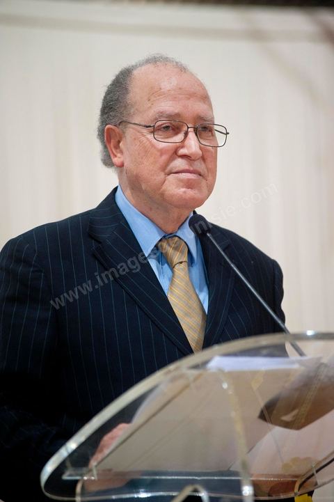 February 5: First major political rally of the Democratic Forum for Labor and Freedoms (FDTL) at the Tunis Convention Center. One of the founding members and Secretary-General of the FDTL is Dr. Mustapha Ben Jaafar.Biography: After attending high school at Collège Sadiki from 1950 to 1956, he joined the ruling Neo-Destour party a few years later; he was also active in the General Union of Tunisian Students while studying medicine in France until 1968.¹ Shocked by the dismissal of Minister Ahmed Ben Salah in 1969 and then by the failure of the ruling party’s congress (which had since become the Destourian Socialist Party) in 1970, Ben Jaafar returned from France and contacted party dissidents, gathered around Ahmed Mestiri, and helped found the weekly newspaper *Erraï* (L’Opinion) and the Council for Freedoms in 1976, the predecessor of the Tunisian Human Rights League (LTDH)¹.
A founding member of the Movement of Socialist Democrats in 1978, he simultaneously held a professorship at the Tunis Faculty of Medicine, while serving as head of the radiology department at the Salah-Azaïz Institute and later at La Rabta University Hospital in Tunis beginning in 1981¹. It was in this context that he founded the union of university hospital physicians in 1977. After coming into conflict with the leader of the MDS, Mohamed Moada, Ben Jaafar and other members of the political bureau were expelled from the party at the 1992 congress.¹ Vice President of the LTDH from 1986 to 1994, he founded his own party, the Democratic Forum for Labor and Freedoms (FDTL), in 1994 and helped establish the National Council for Freedoms in Tunisia four years later.¹After the FDTL was legalized in 2002, he succeeded in organizing the founding convention in 2009, a few months before the presidential election on October 25, 2009, in which he decided to run. Although the incumbent president, Zine el-Abidine Ben Ali,