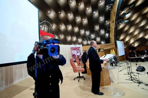 February 5: First major political rally of the Democratic Forum for Labor and Freedoms (FDTL) at the Tunis Convention Center. One of the founding members and Secretary-General of the FDTL is Dr. Mustapha Ben Jaafar.Biography: After attending high school at Collège Sadiki from 1950 to 1956, he joined the ruling Neo-Destour party a few years later; he was also active in the General Union of Tunisian Students while studying medicine in France until 1968.¹ Shocked by the dismissal of Minister Ahmed Ben Salah in 1969 and then by the failure of the ruling party’s congress (which had since become the Destourian Socialist Party) in 1970, Ben Jaafar returned from France and contacted party dissidents, gathered around Ahmed Mestiri, and helped found the weekly newspaper *Erraï* (L’Opinion) and the Council for Freedoms in 1976, the predecessor of the Tunisian Human Rights League (LTDH)¹.
A founding member of the Movement of Socialist Democrats in 1978, he simultaneously held a professorship at the Tunis Faculty of Medicine, while serving as head of the radiology department at the Salah-Azaïz Institute and later at La Rabta University Hospital in Tunis beginning in 1981¹. It was in this context that he founded the union of university hospital physicians in 1977. After coming into conflict with the leader of the MDS, Mohamed Moada, Ben Jaafar and other members of the political bureau were expelled from the party at the 1992 congress.¹ Vice President of the LTDH from 1986 to 1994, he founded his own party, the Democratic Forum for Labor and Freedoms (FDTL), in 1994 and helped establish the National Council for Freedoms in Tunisia four years later.¹After the FDTL was legalized in 2002, he succeeded in organizing the founding convention in 2009, a few months before the presidential election on October 25, 2009, in which he decided to run. Although the incumbent president, Zine el-Abidine Ben Ali,