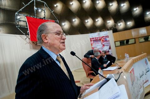 February 5: First major political rally of the Democratic Forum for Labor and Freedoms (FDTL) at the Tunis Convention Center. One of the founding members and Secretary-General of the FDTL is Dr. Mustapha Ben Jaafar.Biography: After attending high school at Collège Sadiki from 1950 to 1956, he joined the ruling Neo-Destour party a few years later; he was also active in the General Union of Tunisian Students while studying medicine in France until 1968.¹ Shocked by the dismissal of Minister Ahmed Ben Salah in 1969 and then by the failure of the ruling party’s congress (which had since become the Destourian Socialist Party) in 1970, Ben Jaafar returned from France and contacted party dissidents, gathered around Ahmed Mestiri, and helped found the weekly newspaper *Erraï* (L’Opinion) and the Council for Freedoms in 1976, the predecessor of the Tunisian Human Rights League (LTDH)¹.
A founding member of the Movement of Socialist Democrats in 1978, he simultaneously held a professorship at the Tunis Faculty of Medicine, while serving as head of the radiology department at the Salah-Azaïz Institute and later at La Rabta University Hospital in Tunis beginning in 1981¹. It was in this context that he founded the union of university hospital physicians in 1977. After coming into conflict with the leader of the MDS, Mohamed Moada, Ben Jaafar and other members of the political bureau were expelled from the party at the 1992 congress.¹ Vice President of the LTDH from 1986 to 1994, he founded his own party, the Democratic Forum for Labor and Freedoms (FDTL), in 1994 and helped establish the National Council for Freedoms in Tunisia four years later.¹After the FDTL was legalized in 2002, he succeeded in organizing the founding convention in 2009, a few months before the presidential election on October 25, 2009, in which he decided to run. Although the incumbent president, Zine el-Abidine Ben Ali,