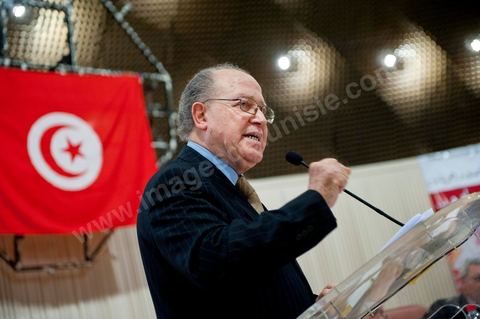 February 5: First major political rally of the Democratic Forum for Labor and Freedoms (FDTL) at the Tunis Convention Center. One of the founding members and Secretary-General of the FDTL is Dr. Mustapha Ben Jaafar.Biography: After attending high school at Collège Sadiki from 1950 to 1956, he joined the ruling Neo-Destour party a few years later; he was also active in the General Union of Tunisian Students while studying medicine in France until 1968.¹ Shocked by the dismissal of Minister Ahmed Ben Salah in 1969 and then by the failure of the ruling party’s congress (which had since become the Destourian Socialist Party) in 1970, Ben Jaafar returned from France and contacted party dissidents, gathered around Ahmed Mestiri, and helped found the weekly newspaper *Erraï* (L’Opinion) and the Council for Freedoms in 1976, the predecessor of the Tunisian Human Rights League (LTDH)¹.
A founding member of the Movement of Socialist Democrats in 1978, he simultaneously held a professorship at the Tunis Faculty of Medicine, while serving as head of the radiology department at the Salah-Azaïz Institute and later at La Rabta University Hospital in Tunis beginning in 1981¹. It was in this context that he founded the union of university hospital physicians in 1977. After coming into conflict with the leader of the MDS, Mohamed Moada, Ben Jaafar and other members of the political bureau were expelled from the party at the 1992 congress.¹ Vice President of the LTDH from 1986 to 1994, he founded his own party, the Democratic Forum for Labor and Freedoms (FDTL), in 1994 and helped establish the National Council for Freedoms in Tunisia four years later.¹After the FDTL was legalized in 2002, he succeeded in organizing the founding convention in 2009, a few months before the presidential election on October 25, 2009, in which he decided to run. Although the incumbent president, Zine el-Abidine Ben Ali,