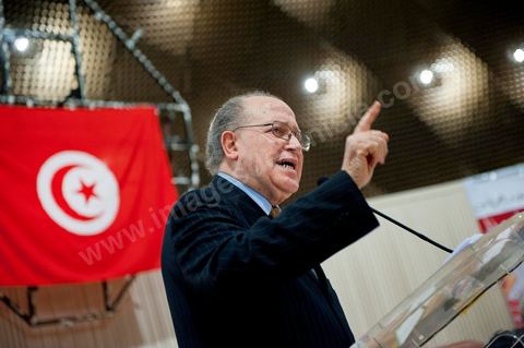 February 5: First major political rally of the Democratic Forum for Labor and Freedoms (FDTL) at the Tunis Convention Center. One of the founding members and Secretary-General of the FDTL is Dr. Mustapha Ben Jaafar.Biography: After attending high school at Collège Sadiki from 1950 to 1956, he joined the ruling Neo-Destour party a few years later; he was also active in the General Union of Tunisian Students while studying medicine in France until 1968.¹ Shocked by the dismissal of Minister Ahmed Ben Salah in 1969 and then by the failure of the ruling party’s congress (which had since become the Destourian Socialist Party) in 1970, Ben Jaafar returned from France and contacted party dissidents, gathered around Ahmed Mestiri, and helped found the weekly newspaper *Erraï* (L’Opinion) and the Council for Freedoms in 1976, the predecessor of the Tunisian Human Rights League (LTDH)¹.
A founding member of the Movement of Socialist Democrats in 1978, he simultaneously held a professorship at the Tunis Faculty of Medicine, while serving as head of the radiology department at the Salah-Azaïz Institute and later at La Rabta University Hospital in Tunis beginning in 1981¹. It was in this context that he founded the union of university hospital physicians in 1977. After coming into conflict with the leader of the MDS, Mohamed Moada, Ben Jaafar and other members of the political bureau were expelled from the party at the 1992 congress.¹ Vice President of the LTDH from 1986 to 1994, he founded his own party, the Democratic Forum for Labor and Freedoms (FDTL), in 1994 and helped establish the National Council for Freedoms in Tunisia four years later.¹After the FDTL was legalized in 2002, he succeeded in organizing the founding convention in 2009, a few months before the presidential election on October 25, 2009, in which he decided to run. Although the incumbent president, Zine el-Abidine Ben Ali,