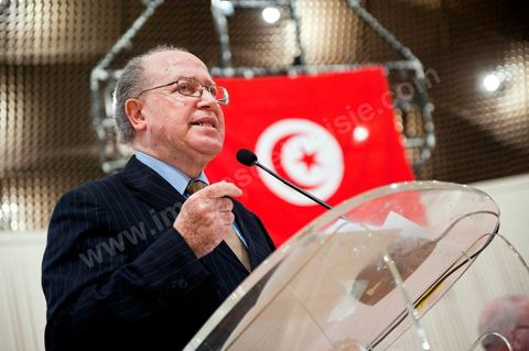 February 5: First major political rally of the Democratic Forum for Labor and Freedoms (FDTL) at the Tunis Convention Center. One of the founding members and Secretary-General of the FDTL is Dr. Mustapha Ben Jaafar.Biography: After attending high school at Collège Sadiki from 1950 to 1956, he joined the ruling Neo-Destour party a few years later; he was also active in the General Union of Tunisian Students while studying medicine in France until 1968.¹ Shocked by the dismissal of Minister Ahmed Ben Salah in 1969 and then by the failure of the ruling party’s congress (which had since become the Destourian Socialist Party) in 1970, Ben Jaafar returned from France and contacted party dissidents, gathered around Ahmed Mestiri, and helped found the weekly newspaper *Erraï* (L’Opinion) and the Council for Freedoms in 1976, the predecessor of the Tunisian Human Rights League (LTDH)¹.
A founding member of the Movement of Socialist Democrats in 1978, he simultaneously held a professorship at the Tunis Faculty of Medicine, while serving as head of the radiology department at the Salah-Azaïz Institute and later at La Rabta University Hospital in Tunis beginning in 1981¹. It was in this context that he founded the union of university hospital physicians in 1977. After coming into conflict with the leader of the MDS, Mohamed Moada, Ben Jaafar and other members of the political bureau were expelled from the party at the 1992 congress.¹ Vice President of the LTDH from 1986 to 1994, he founded his own party, the Democratic Forum for Labor and Freedoms (FDTL), in 1994 and helped establish the National Council for Freedoms in Tunisia four years later.¹After the FDTL was legalized in 2002, he succeeded in organizing the founding convention in 2009, a few months before the presidential election on October 25, 2009, in which he decided to run. Although the incumbent president, Zine el-Abidine Ben Ali,