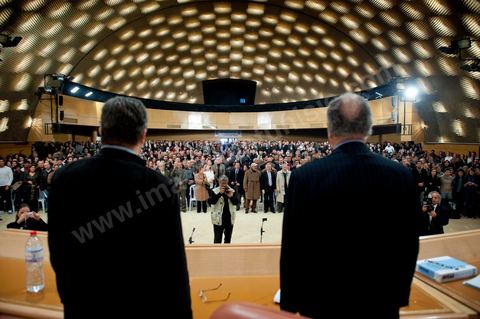 February 5: First major political rally of the Democratic Forum for Labor and Freedoms (FDTL) at the Tunis Convention Center. One of the founding members and Secretary-General of the FDTL is Dr. Mustapha Ben Jaafar.Biography: After attending high school at Collège Sadiki from 1950 to 1956, he joined the ruling Neo-Destour party a few years later; he was also active in the General Union of Tunisian Students while studying medicine in France until 1968.¹ Shocked by the dismissal of Minister Ahmed Ben Salah in 1969 and then by the failure of the ruling party’s congress (which had since become the Destourian Socialist Party) in 1970, Ben Jaafar returned from France and contacted party dissidents, gathered around Ahmed Mestiri, and helped found the weekly newspaper *Erraï* (L’Opinion) and the Council for Freedoms in 1976, the predecessor of the Tunisian Human Rights League (LTDH)¹.
A founding member of the Movement of Socialist Democrats in 1978, he simultaneously held a professorship at the Tunis Faculty of Medicine, while serving as head of the radiology department at the Salah-Azaïz Institute and later at La Rabta University Hospital in Tunis beginning in 1981¹. It was in this context that he founded the union of university hospital physicians in 1977. After coming into conflict with the leader of the MDS, Mohamed Moada, Ben Jaafar and other members of the political bureau were expelled from the party at the 1992 congress.¹ Vice President of the LTDH from 1986 to 1994, he founded his own party, the Democratic Forum for Labor and Freedoms (FDTL), in 1994 and helped establish the National Council for Freedoms in Tunisia four years later.¹After the FDTL was legalized in 2002, he succeeded in organizing the founding convention in 2009, a few months before the presidential election on October 25, 2009, in which he decided to run. Although the incumbent president, Zine el-Abidine Ben Ali,