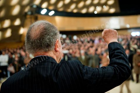February 5: First major political rally of the Democratic Forum for Labor and Freedoms (FDTL) at the Tunis Convention Center. One of the founding members and Secretary-General of the FDTL is Dr. Mustapha Ben Jaafar.Biography: After attending high school at Collège Sadiki from 1950 to 1956, he joined the ruling Neo-Destour party a few years later; he was also active in the General Union of Tunisian Students while studying medicine in France until 1968.¹ Shocked by the dismissal of Minister Ahmed Ben Salah in 1969 and then by the failure of the ruling party’s congress (which had since become the Destourian Socialist Party) in 1970, Ben Jaafar returned from France and contacted party dissidents, gathered around Ahmed Mestiri, and helped found the weekly newspaper *Erraï* (L’Opinion) and the Council for Freedoms in 1976, the predecessor of the Tunisian Human Rights League (LTDH)¹.
A founding member of the Movement of Socialist Democrats in 1978, he simultaneously held a professorship at the Tunis Faculty of Medicine, while serving as head of the radiology department at the Salah-Azaïz Institute and later at La Rabta University Hospital in Tunis beginning in 1981¹. It was in this context that he founded the union of university hospital physicians in 1977. After coming into conflict with the leader of the MDS, Mohamed Moada, Ben Jaafar and other members of the political bureau were expelled from the party at the 1992 congress.¹ Vice President of the LTDH from 1986 to 1994, he founded his own party, the Democratic Forum for Labor and Freedoms (FDTL), in 1994 and helped establish the National Council for Freedoms in Tunisia four years later.¹After the FDTL was legalized in 2002, he succeeded in organizing the founding convention in 2009, a few months before the presidential election on October 25, 2009, in which he decided to run. Although the incumbent president, Zine el-Abidine Ben Ali,