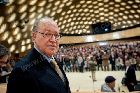 February 5: First major political rally of the Democratic Forum for Labor and Freedoms (FDTL) at the Tunis Convention Center. One of the founding members and Secretary-General of the FDTL is Dr. Mustapha Ben Jaafar.Biography: After attending high school at Collège Sadiki from 1950 to 1956, he joined the ruling Neo-Destour party a few years later; he was also active in the General Union of Tunisian Students while studying medicine in France until 1968.¹ Shocked by the dismissal of Minister Ahmed Ben Salah in 1969 and then by the failure of the ruling party’s congress (which had since become the Destourian Socialist Party) in 1970, Ben Jaafar returned from France and contacted party dissidents, gathered around Ahmed Mestiri, and helped found the weekly newspaper *Erraï* (L’Opinion) and the Council for Freedoms in 1976, the predecessor of the Tunisian Human Rights League (LTDH)¹.
A founding member of the Movement of Socialist Democrats in 1978, he simultaneously held a professorship at the Tunis Faculty of Medicine, while serving as head of the radiology department at the Salah-Azaïz Institute and later at La Rabta University Hospital in Tunis beginning in 1981¹. It was in this context that he founded the union of university hospital physicians in 1977. After coming into conflict with the leader of the MDS, Mohamed Moada, Ben Jaafar and other members of the political bureau were expelled from the party at the 1992 congress.¹ Vice President of the LTDH from 1986 to 1994, he founded his own party, the Democratic Forum for Labor and Freedoms (FDTL), in 1994 and helped establish the National Council for Freedoms in Tunisia four years later.¹After the FDTL was legalized in 2002, he succeeded in organizing the founding convention in 2009, a few months before the presidential election on October 25, 2009, in which he decided to run. Although the incumbent president, Zine el-Abidine Ben Ali,