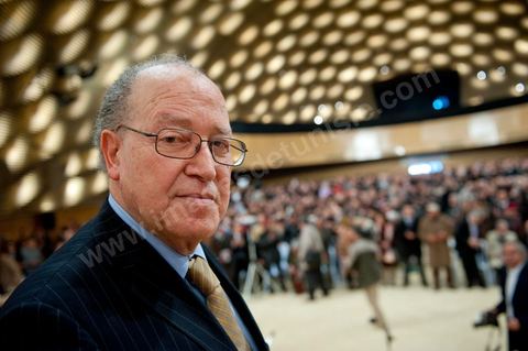 February 5: First major political rally of the Democratic Forum for Labor and Freedoms (FDTL) at the Tunis Convention Center. One of the founding members and Secretary-General of the FDTL is Dr. Mustapha Ben Jaafar.Biography: After attending high school at Collège Sadiki from 1950 to 1956, he joined the ruling Neo-Destour party a few years later; he was also active in the General Union of Tunisian Students while studying medicine in France until 1968.¹ Shocked by the dismissal of Minister Ahmed Ben Salah in 1969 and then by the failure of the ruling party’s congress (which had since become the Destourian Socialist Party) in 1970, Ben Jaafar returned from France and contacted party dissidents, gathered around Ahmed Mestiri, and helped found the weekly newspaper *Erraï* (L’Opinion) and the Council for Freedoms in 1976, the predecessor of the Tunisian Human Rights League (LTDH)¹.
A founding member of the Movement of Socialist Democrats in 1978, he simultaneously held a professorship at the Tunis Faculty of Medicine, while serving as head of the radiology department at the Salah-Azaïz Institute and later at La Rabta University Hospital in Tunis beginning in 1981¹. It was in this context that he founded the union of university hospital physicians in 1977. After coming into conflict with the leader of the MDS, Mohamed Moada, Ben Jaafar and other members of the political bureau were expelled from the party at the 1992 congress.¹ Vice President of the LTDH from 1986 to 1994, he founded his own party, the Democratic Forum for Labor and Freedoms (FDTL), in 1994 and helped establish the National Council for Freedoms in Tunisia four years later.¹After the FDTL was legalized in 2002, he succeeded in organizing the founding convention in 2009, a few months before the presidential election on October 25, 2009, in which he decided to run. Although the incumbent president, Zine el-Abidine Ben Ali,